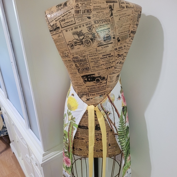 Michel Design Works Floral Beehive Yellow White Apron - Picture 9 of 9